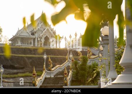 Atemberaubende Aussicht auf den Wat Kaew Ko Wararam oder einfach Wat Kaew bei einem wunderschönen Sonnenuntergang. Wat Kaew Korawaram ist ein buddhistischer Tempel in der Stadt Krabi. Stockfoto