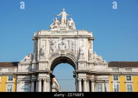 Lissabon, Portugal - September 2011: Weitwinkel-Ansicht der Spitze der Rua Augusta Bogen, der gebaut wurde, um den Wiederaufbau der Stadt zu gedenken Stockfoto