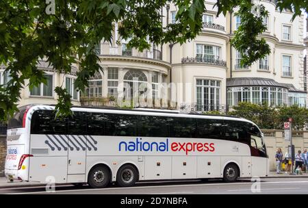 LONDON, ENGLAND - JUNI 2018: National Express Bus hält an, um Passagiere auf der Park Lane im Zentrum von London abzuholen. Stockfoto