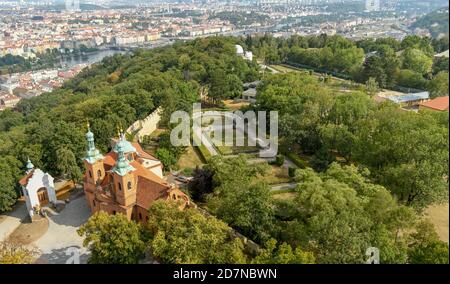 PRAG, TSCHECHISCHE REPUBLIK - AUGUST 2018: Luftaufnahme der Landschaftsgärten auf Petrin Hügel über der Stadt Prag. Stockfoto