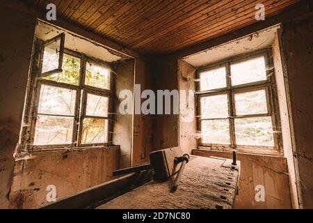 Urban Eploring in einem alten verlassenen Herrenhaus, ein verlorener Ort mit antiken Möbeln und wunderbarer Architektur Stockfoto