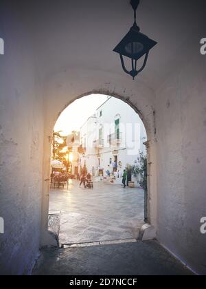 Locorotondo, Italien - 23. August 2020: Platz im historischen Zentrum von Locorotondo in Apulien vom Torbogen aus gesehen Stockfoto