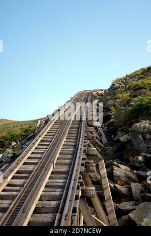 Mount Washington Cog Railway, New Hampshire - September 2008: Eisenbahnstrecke verschwindet in der Ferne über der Spitze des Berges. Stockfoto