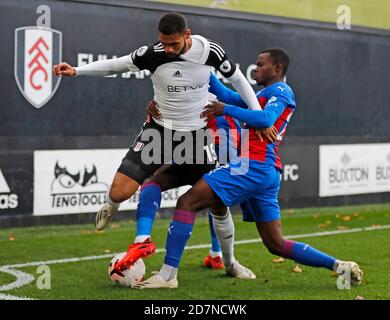 Fulhams Ruben Loftus-Cheek (links) und Tyrick Mitchell von Crystal Palace kämpfen während des Premier League-Spiels im Craven Cottage, London, um den Ball. Stockfoto