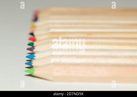 Sechseckige Bleistiftfarbe und Holzlineal auf weißem Hintergrund isolieren. Stockfoto