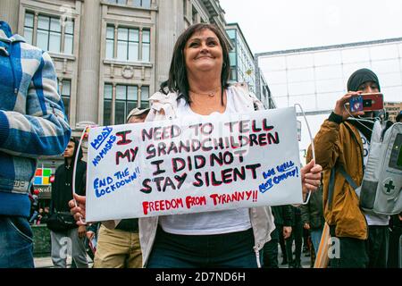 LONDON, Großbritannien, 24. Oktober 2020. Hunderte von Demonstranten, viele skandieren "Take your mask off" demonstrieren durch Oxford Street mit Plakaten gegen Impfungen und obligatorische Gesichtsmasken, um ein Ende der Sperre zu fordern und zu glauben, dass das Virus ein Weg für die Regierung ist, die Öffentlichkeit zu kontrollieren und zu manipulieren, indem sie ihre Freiheiten wegnimmt. Kredit: amer ghazzal/Alamy Live Nachrichten Stockfoto