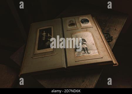 Urban Eploring in einem alten verlassenen Herrenhaus, ein verlorener Ort mit antiken Möbeln und wunderbarer Architektur Stockfoto