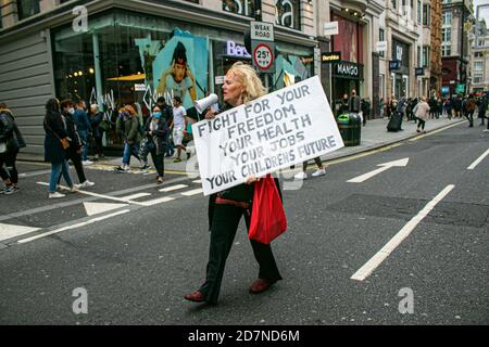 LONDON, Großbritannien, 24. Oktober 2020. Hunderte von Demonstranten, viele skandieren "Take your mask off" demonstrieren durch Oxford Street mit Plakaten gegen Impfungen und obligatorische Gesichtsmasken, um ein Ende der Sperre zu fordern und zu glauben, dass das Virus ein Weg für die Regierung ist, die Öffentlichkeit zu kontrollieren und zu manipulieren, indem sie ihre Freiheiten wegnimmt. Kredit: amer ghazzal/Alamy Live Nachrichten Stockfoto