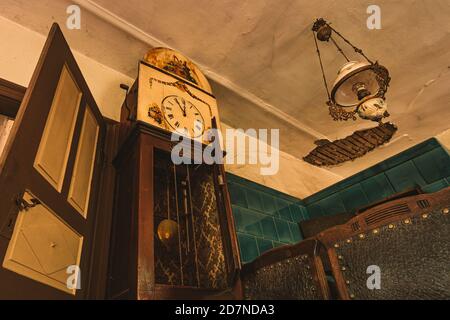 Urban Eploring in einem alten verlassenen Herrenhaus, ein verlorener Ort mit antiken Möbeln und wunderbarer Architektur Stockfoto