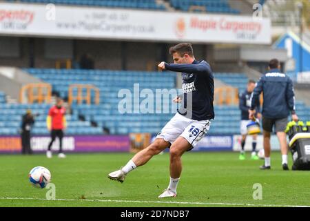 LONDON, GROSSBRITANNIEN. 24. OKTOBER Ryan Leonard von Millwall erwärmt sich vor dem Sky Bet Championship Match zwischen Millwall und Barnsley in Den, London am Samstag, 24. Oktober 2020. (Kredit: Ivan Yordanov, MI Nachrichten) Kredit: MI Nachrichten & Sport /Alamy Live Nachrichten Stockfoto