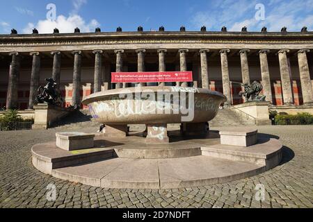 24. Oktober 2020, Berlin: Eine große Granitschale im Lustgarten vor dem Alten Museum ist auf einer großen Fläche verschmiert. Ein weiterer Vandalismus ist auf der Museumsinsel Berlin aufgetreten, wie die Stiftung Preußischer Kulturbesitz am Samstag, 24.10.2020, mitteilte. Foto: Jörg Carstensen/dpa Stockfoto