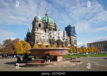 24. Oktober 2020, Berlin: Eine große Granitschale im Lustgarten des Alten Museums wird auf einer großen Fläche verschmiert. Im Hintergrund ist die Kathedrale zu sehen. Ein weiterer Vandalismus ist auf der Museumsinsel Berlin aufgetreten, wie die Stiftung Preußischer Kulturbesitz am Samstag, 24.10.2020, mitteilte. Foto: Jörg Carstensen/dpa Stockfoto