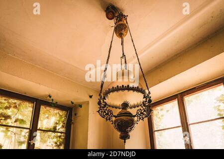 Urban Eploring in einem alten verlassenen Herrenhaus, ein verlorener Ort mit antiken Möbeln und wunderbarer Architektur Stockfoto
