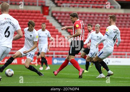 SUNDERLAND, ENGLAND. 24. OKTOBER Charlie Wyke von Sunderland erzielt im Sky Bet League 1-Spiel zwischen Sunderland und Portsmouth am Samstag, den 24. Oktober 2020, im Stadion of Light in Sunderland 1-1 Punkte. (Kredit: Robert Smith - MI News) Kredit: MI Nachrichten & Sport /Alamy Live Nachrichten Stockfoto