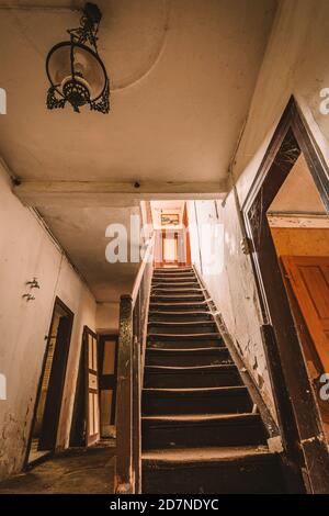 Urban Eploring in einem alten verlassenen Herrenhaus, ein verlorener Ort mit antiken Möbeln und wunderbarer Architektur Stockfoto