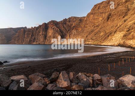 Langzeitaufnahme der Klippen von Los Gigantes an der Westküste Teneriffas, von Playa Los Guios, Teneriffa, Kanarische Inseln, Spanien Stockfoto