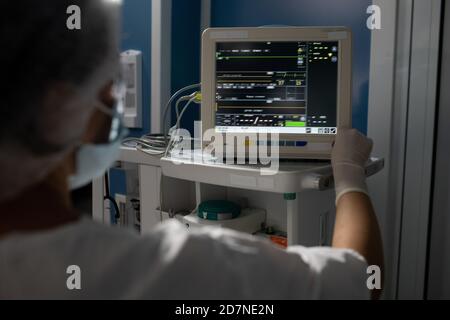 Handschaufel einer jungen Assistentin, die vor der Tür steht Medizinische Geräte Stockfoto
