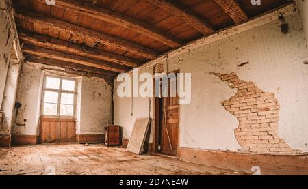 Urban Eploring in einem alten verlassenen Herrenhaus, ein verlorener Ort mit antiken Möbeln und wunderbarer Architektur Stockfoto