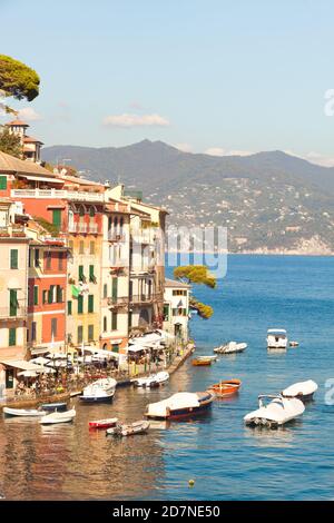 Portofino, Italien. 20. Oktober 2017: Meer und Küste von Portofino in Italien. Architektur mit buntem Zuhause. Boote in der kleinen Marina. Stockfoto