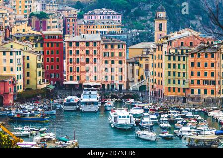 Camogli, Italien. 22. Oktober 2017: Panoramablick auf die Stadt Camogli, Italien. Ligurisches Meer. Bunte Häuser, kleiner Hafen mit Booten. Italienische Touris Stockfoto