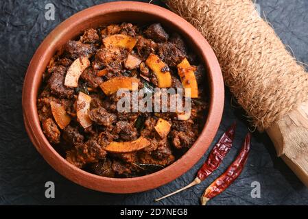 Kerala Rindfleisch mit Parotta porotta roti. Rindfleisch braten Rindfleisch Curry kerala Stil. Indisches Rindfleisch-Curry, Kappa Tapioca Cassava Rindfleisch-Curry würziges Kerala Rindfleisch-Curry Stockfoto