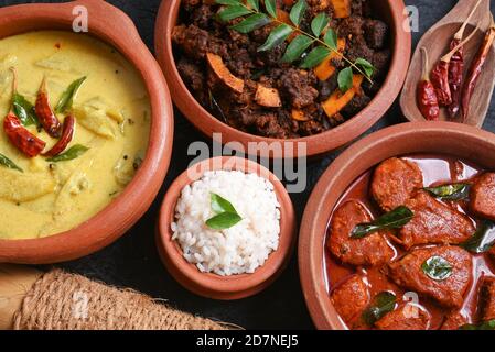 Kerala Rindfleisch mit Parotta porotta roti. Rindfleisch braten Rindfleisch Curry kerala Stil. Indisches Rindfleisch-Curry, Kappa Tapioca Cassava Rindfleisch-Curry würziges Kerala Rindfleisch-Curry Stockfoto