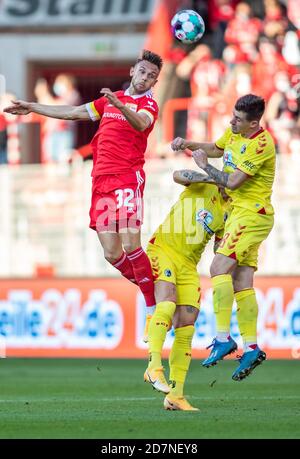 Berlin, Deutschland. Okt. 2020. Fußball: Bundesliga, 1. FC Union Berlin - SC Freiburg, 5. Spieltag, Stadion an der Alten Försterei. Der Berliner Marcus Ingvartsen (l-r) springt gegen Jonathan Schmid und Nils Petersen vom SC Freiburg in den Kopfball. Quelle: Andreas Gora/dpa-Pool/dpa - WICHTIGER HINWEIS: Gemäß den Bestimmungen der DFL Deutsche Fußball Liga und des DFB Deutscher Fußball-Bund ist es untersagt, im Stadion und/oder aus dem Spiel aufgenommene Aufnahmen in Form von Sequenzbildern und/oder videoähnlichen Fotoserien zu nutzen oder auszunutzen./dpa/Alamy Live News Stockfoto