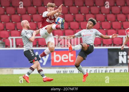 NORTHAMPTON, ENGLAND. OKTOBER. Sam Hoskins von Northampton Town wird von Jonathan Williams von Charlton Athletic während der ersten Hälfte der Sky Bet League One-Partie zwischen Northampton Town und Charlton Athletic im PTS Academy Stadium, Northampton, am Samstag, den 24. Oktober 2020, herausgefordert. (Kredit: John Cripps - MI News) Kredit: MI Nachrichten & Sport /Alamy Live Nachrichten Stockfoto