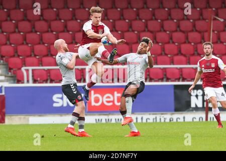 NORTHAMPTON, ENGLAND. OKTOBER. Sam Hoskins von Northampton Town wird von Jonathan Williams von Charlton Athletic während der ersten Hälfte der Sky Bet League One-Partie zwischen Northampton Town und Charlton Athletic im PTS Academy Stadium, Northampton, am Samstag, den 24. Oktober 2020, herausgefordert. (Kredit: John Cripps - MI News) Kredit: MI Nachrichten & Sport /Alamy Live Nachrichten Stockfoto