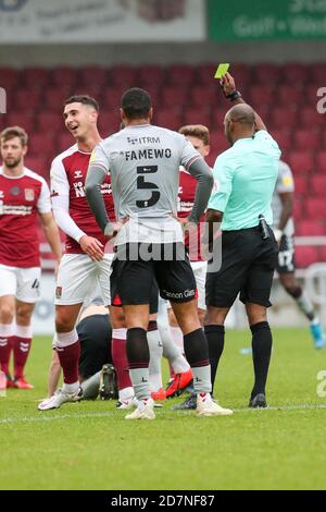 NORTHAMPTON, ENGLAND. OKTOBER. Schiedsrichter Sam Allison zeigt dem Northampton Town's Luka Račić während der ersten Hälfte der Sky Bet League One Partie zwischen Northampton Town und Charlton Athletic im PTS Academy Stadium, Northampton, am Samstag, 24. Oktober 2020 eine gelbe Karte. (Kredit: John Cripps - MI News) Kredit: MI Nachrichten & Sport /Alamy Live Nachrichten Stockfoto