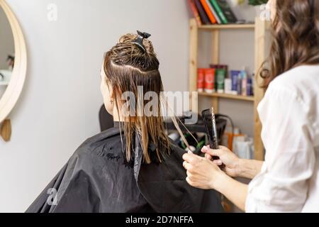 Haarschneideprozess in einem Schönheitssalon Stockfoto