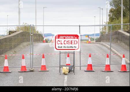 Brücke zur Stadt in Wales geschlossen Schild wegen Coronavirus Covid 19 Stockfoto