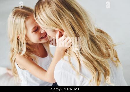 Mutter mit ihrer Tochter zusammen im Studio mit Weiß Hintergrund Stockfoto