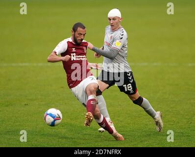 Michael Harriman von Northampton Town (links) und Alfie Doughty von Charlton Athletic kämpfen während des Sky Bet League One-Spiels im PTS Academy Stadium in Northampton um den Ball. Stockfoto