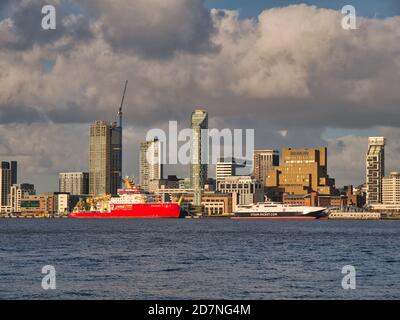 Die RRS Sir David Attenborough vertäute kurz nach dem Start an Liverpools historischer, zum UNESCO-Weltkulturerbe gehörter Uferpromenade. Die Isle of man Ferry erscheint auf dem Rig Stockfoto