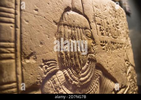 Alte ägyptische Wand mit Frau Gesicht. Die alte ägyptische Kunst der Hieroglyphen Schnitzerei auf Stein. Stockfoto