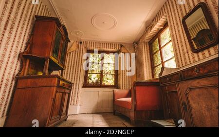 Urban Eploring in einem alten verlassenen Herrenhaus, ein verlorener Ort mit antiken Möbeln und wunderbarer Architektur Stockfoto