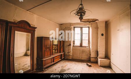 Urban Eploring in einem alten verlassenen Herrenhaus, ein verlorener Ort mit antiken Möbeln und wunderbarer Architektur Stockfoto