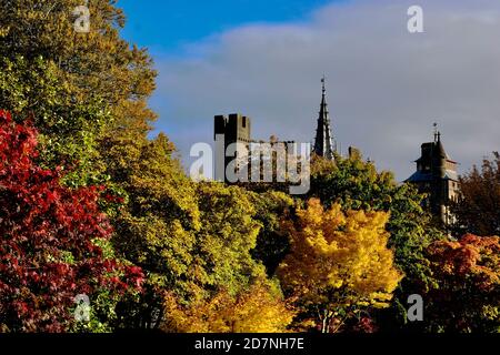 Ein schöner sonniger Herbsttag am Roath Park Lake, Cardiff, Wales. Die Blätter haben begonnen, ihre Farbe zu ändern und spiegeln sich im noch kalten Wasser. Stockfoto