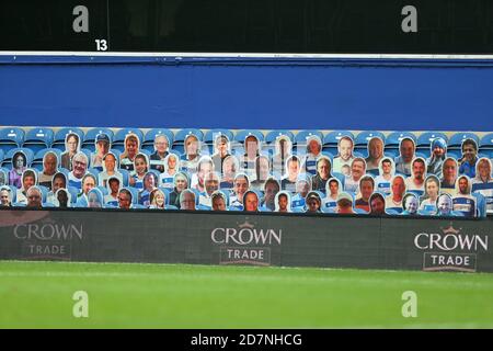 Eine allgemeine Ansicht der Karton Ausschnitt Fans im Stand während des Sky Bet Championship Spiel im Kiyan Prince Foundation Stadium, London. Stockfoto