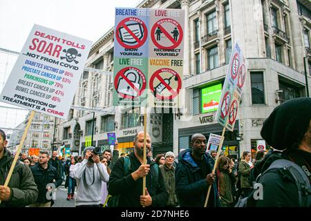 LONDON, Großbritannien, 24. Oktober 2020. Hunderte von Demonstranten unter Unite for Freedom und Save Our Rights marschieren durch die Oxford Street mit Plakaten gegen Impfungen und obligatorischen Gesichtsmasken, um ein Ende der Sperre zu fordern. Demonstranten glauben, dass das Virus ein Schwindel ist und eine Möglichkeit für die Regierung ist, die Öffentlichkeit zu kontrollieren und zu manipulieren, indem sie ihre Freiheiten wegnimmt. Kredit: amer ghazzal/Alamy Live Nachrichten Stockfoto