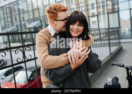 Nettes Paar, Mann umarmte seine Freundin von hinten, vergrub sein Gesicht in ihr Haar Stockfoto