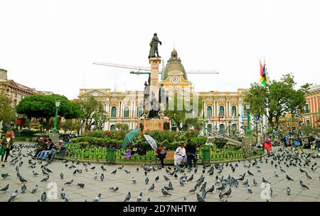 Der bolivianische Palast der Regierung oder Palacio Quemado mit der Uhr läuft gegen den Uhrzeigersinn auf der Fassade, Plaza Murillo Square in La Paz, Bolivien Stockfoto