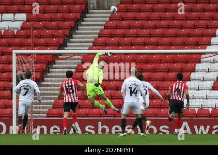 SUNDERLAND, ENGLAND. 24. OKTOBER Lee Burge of Sunderland zieht im Sky Bet League 1 Spiel zwischen Sunderland und Portsmouth am Samstag, den 24. Oktober 2020, im Stadion of Light in Sunderland ein Save. (Kredit: Robert Smith - MI News) Kredit: MI Nachrichten & Sport /Alamy Live Nachrichten Stockfoto