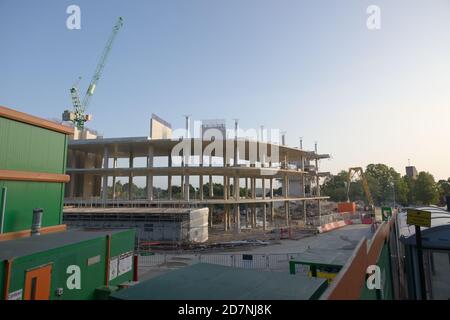 SHEFFIELD, GROSSBRITANNIEN, 17. September 2020: Linke Seite der Whitham Road, mit Blick auf die Baustelle und Büros für Uni Sozialgebäude Stockfoto