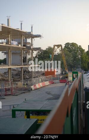 SHEFFIELD, GROSSBRITANNIEN, 17. September 2020: Vertikales Bild von Abriss und Bagger, mit Blick von der linken Seite der Whitham Road. Stockfoto