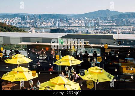 Seoul, Korea - 8. Oktober 2020 : Namsan Seoul Tower Observatory Bar Terrasse Stockfoto