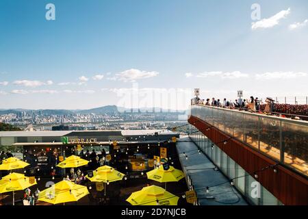 Seoul, Korea - 8. Oktober 2020 : Namsan Seoul Tower Observatory Bar Terrasse Stockfoto