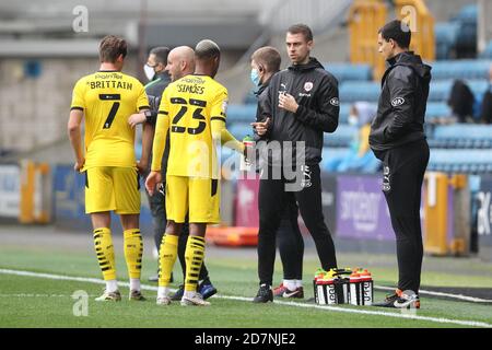 London, Großbritannien. Okt. 2020. Elliot SIM›es von Barnsley spricht mit seinem Trainerteam während des EFL Sky Bet Championship Matches zwischen Millwall und Barnsley in Den, London, England am 24. Oktober 2020. Foto von Ken Sparks. Nur redaktionelle Verwendung, Lizenz für kommerzielle Nutzung erforderlich. Keine Verwendung bei Wetten, Spielen oder Veröffentlichungen einzelner Vereine/Vereine/Spieler. Kredit: UK Sports Pics Ltd/Alamy Live Nachrichten Stockfoto