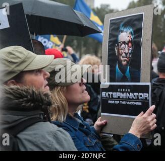 London UK 24 October 2020 Anti-Lockdown , Anti-Impfstoff, Anti-Regierung und Anti-Masken Demonstranten, stieg in ihren Tausenden auf den platz des parlaments, um gegen die neuen Maßnahmen der Regierung gegen Covid-19 Paul Quezada-Neiman / Alamy Live News Stockfoto
